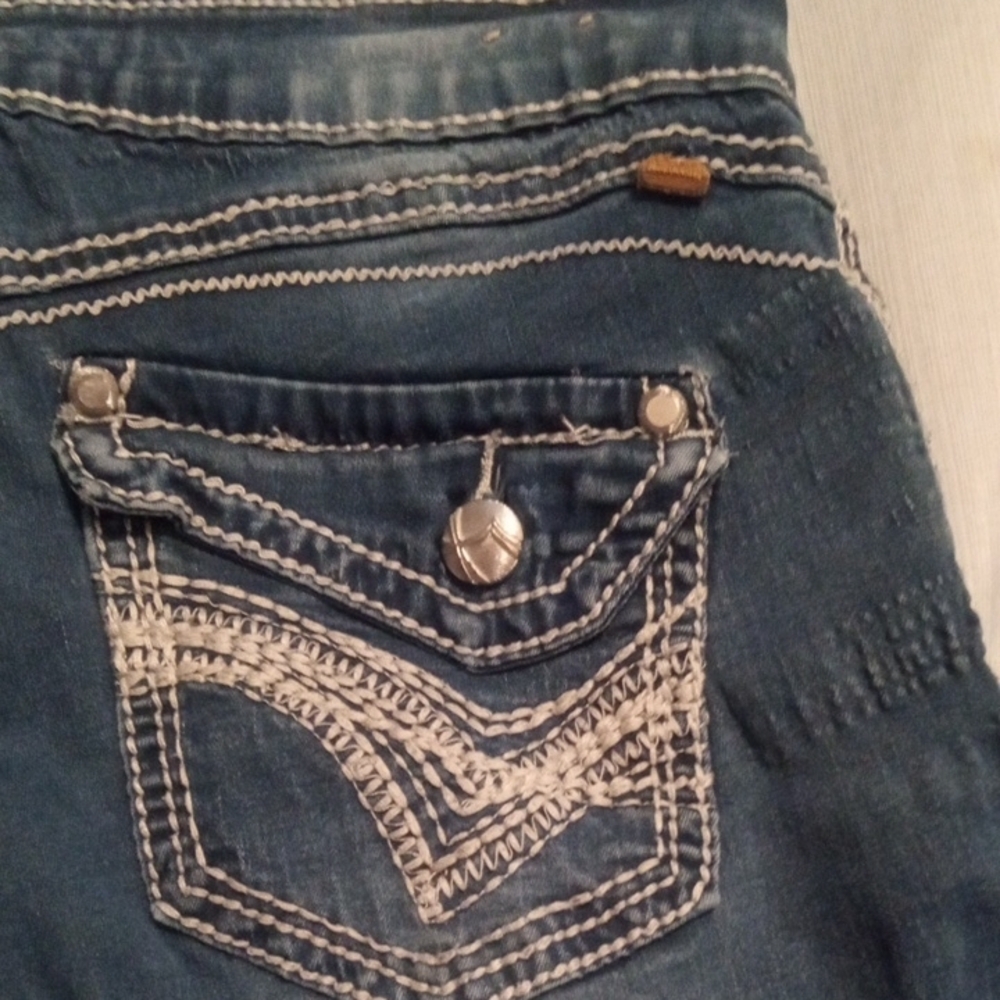 Size 7 Almost Famous Blue Cropped Capri Jeans - Picture 8 of 9
